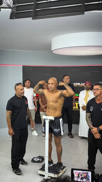 Atleta da equipe na pesagem de um evento